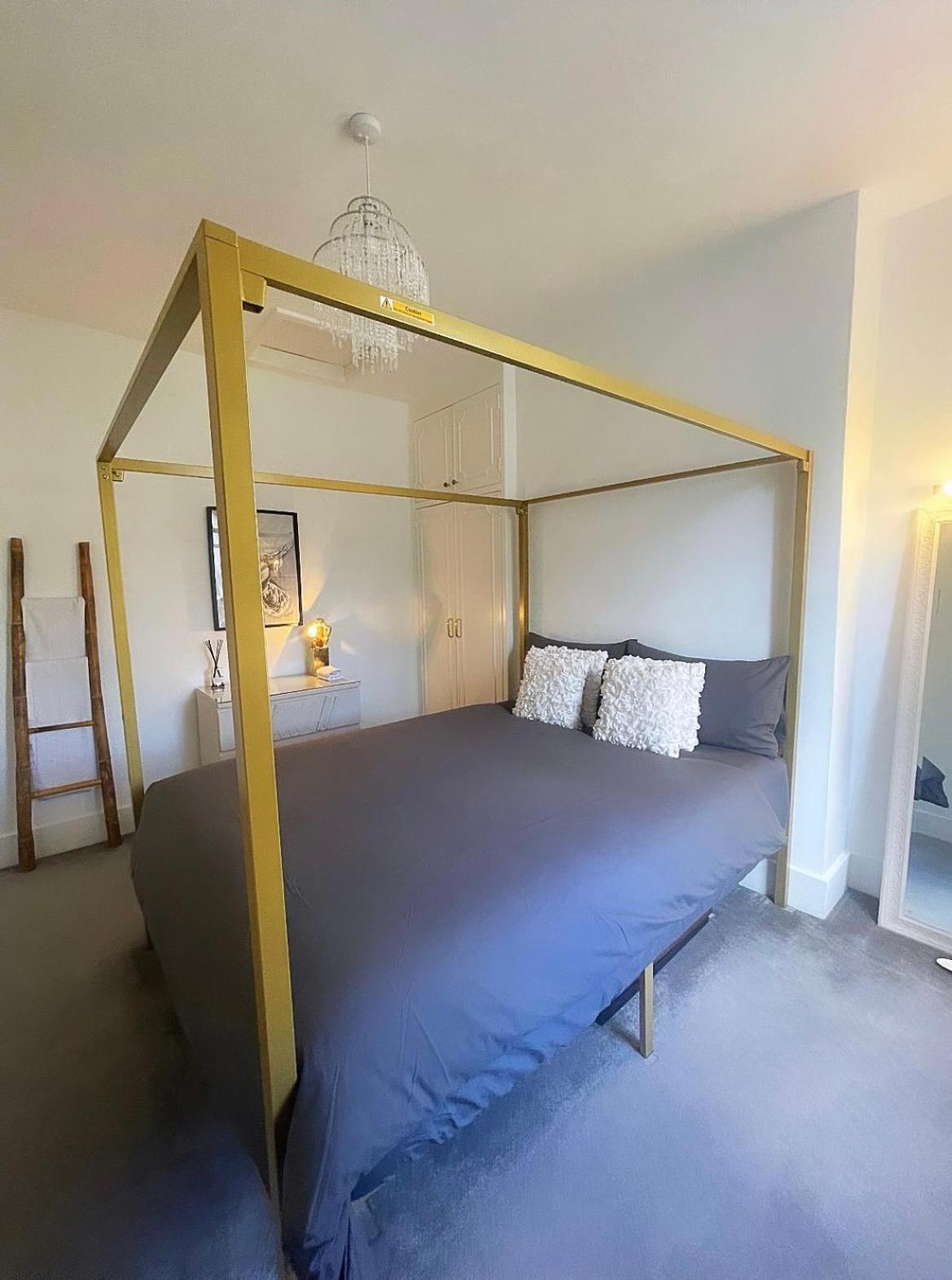 Queen Bedroom In Maida Vale London Exterior photo
