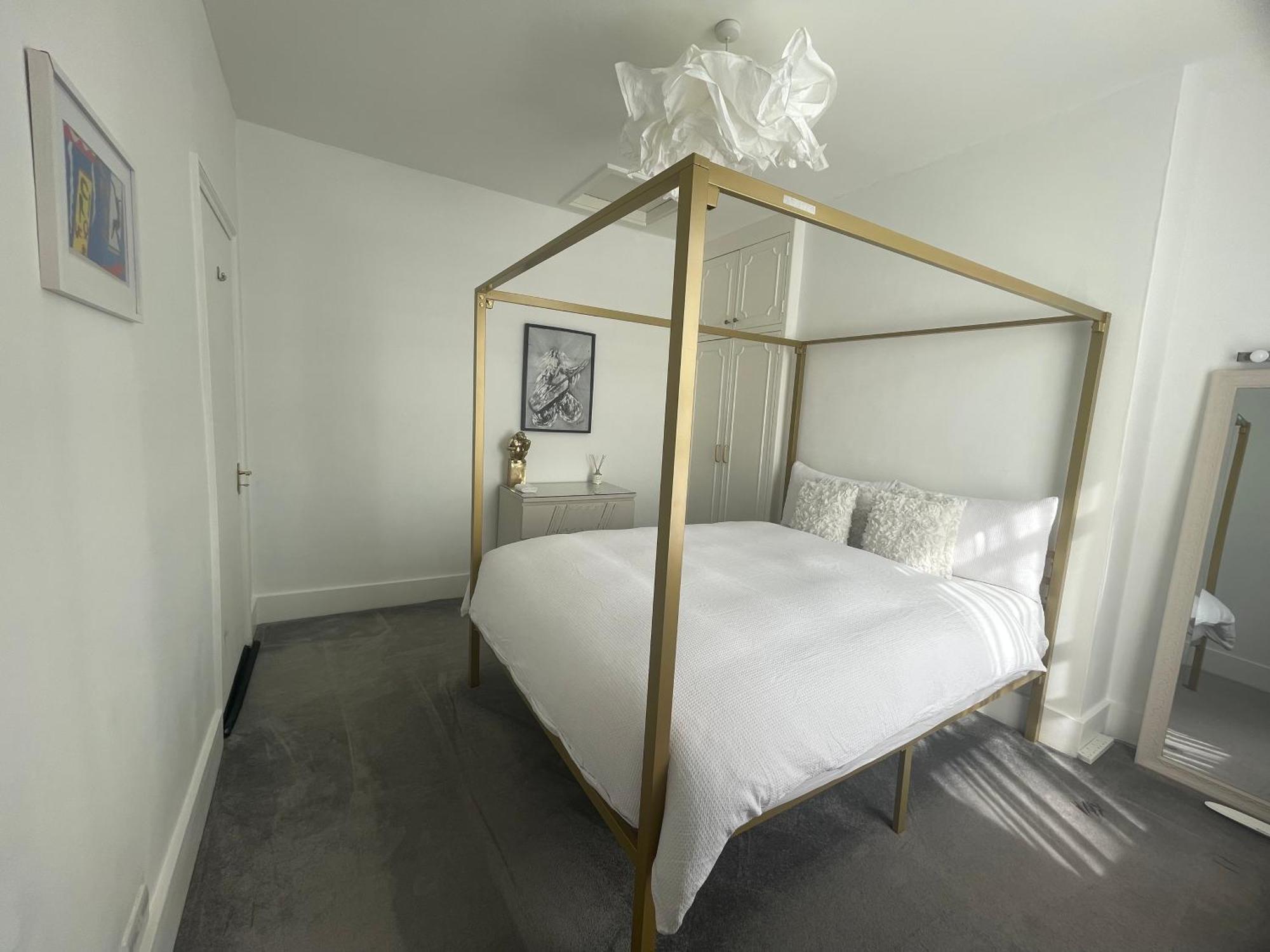 Queen Bedroom In Maida Vale London Exterior photo